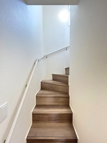 【内装】 | 大野城市つつじヶ丘3丁目　1号棟（全2棟）【仲介手数料無料・0円】 | 現地写真。2階へ上がる階段です。手摺もついて安全ですね。