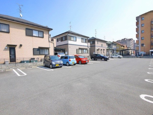 アンソレイエ　（前裁町）の駐車場|駐車場に車を止められます