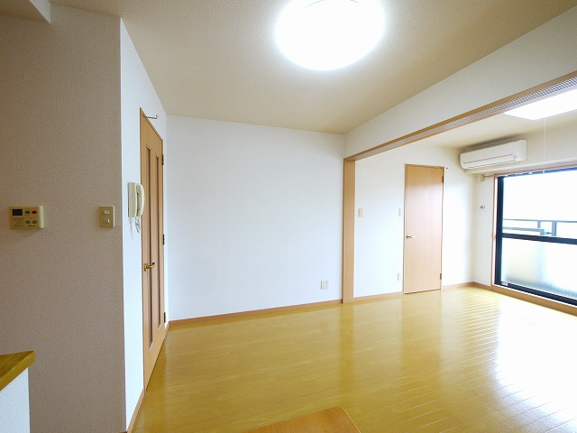 アンソレイエ　（前裁町）の居間・リビング|こちらのリビングで趣味の時間をお楽しみください