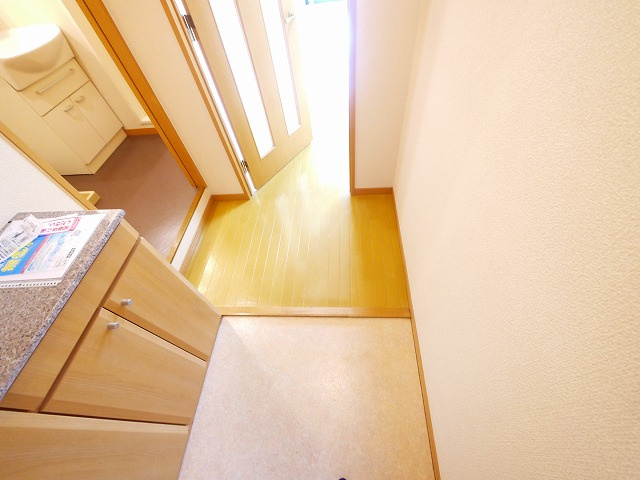 アンソレイエ　（前裁町）の玄関|明るい玄関です