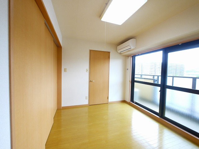 アンソレイエ　（前裁町）の寝室|開放的な寝室です