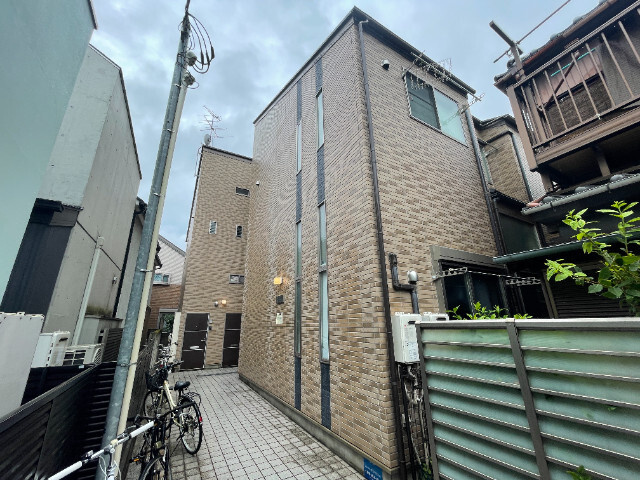 中野区大和町３丁目のアパートのエントランス