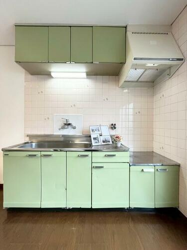 江端町　中古一戸建てのキッチン|棚付きのキッチン
■物件内覧・資金計画相談・住宅ローン相談、リフォーム相談、お問合せ受付中■
※当日・翌日のご内覧、ご相談はお電話でのお問合せがスムーズです！