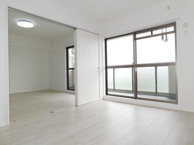 名古屋市南区滝春町の中古マンションの洋室|◇洋室◇　　明るい洋室６．５帖　リビングの続き間としても利用できます♪　バルコニー付き♪　（２０２５年７月リフォーム済）