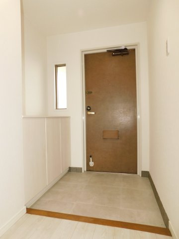 名古屋市南区滝春町の中古マンションの玄関|◇玄関◇　　収納完備で玄関がスッキリと片付きます♪