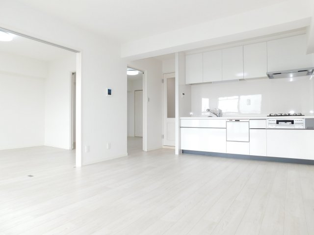 名古屋市南区滝春町の中古マンションの居間・リビング|◇リビング◇　　明るいリビング１２．０帖　隣の洋室と続き間で１８．５帖の広々空間になります♪　（２０２５年７月リフォーム済）