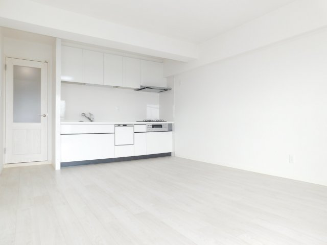 名古屋市南区滝春町の中古マンションの居間・リビング|◇リビング◇　　明るいリビング１２．０帖　陽当り・眺望良好♪　（２０２５年７月リフォーム済）