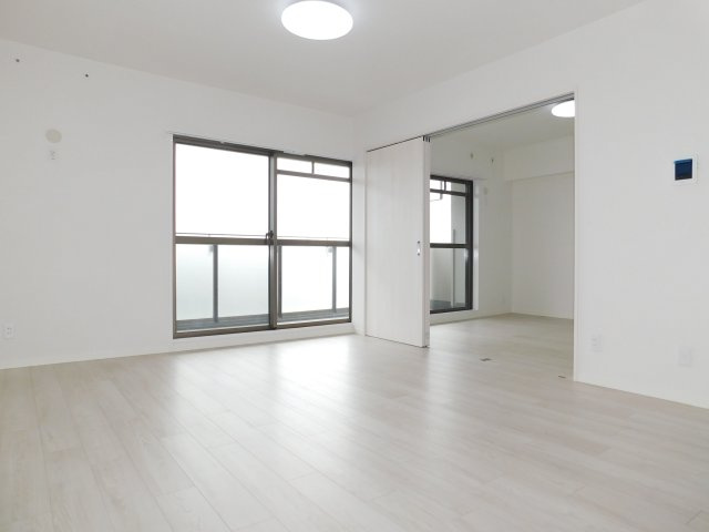 名古屋市南区滝春町の中古マンションの居間・リビング|◇リビング◇　明るいリビング約１２．０帖　家族全員が集まってもゆとりのある空間♪　（２０２５年７月リフォーム済）