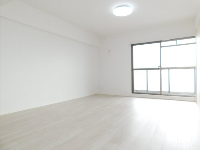 名古屋市南区滝春町の中古マンションの居間・リビング|◇リビング◇　明るいリビング１２．０帖　インテリアプランが考えやすいワイドなリビング♪　（２０２５年７月リフォーム済）　