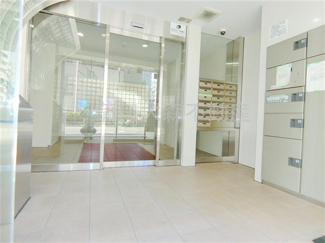 アデッソ大森のエントランス|防犯カメラTVモニター付オートロック付きのエントランス