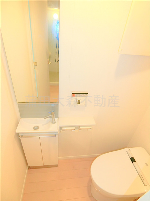 アデッソ大森のトイレ|手洗いと棚、温水洗浄便座付きのタンクレストイレ