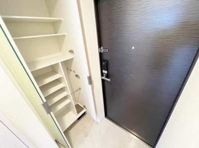 【玄関】 | エスリード大阪城PREMIER | 収納もある玄関です