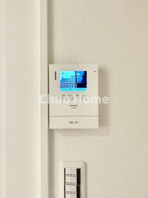 【セキュリティ】 | マンハイム第二西大島 | 【モニターホン】誰が来たかすぐにわかるカラーモニター付きインターホン。通話ボタンを押すまでは室内の音は漏れていませんので相手を確かめてから応対できます。