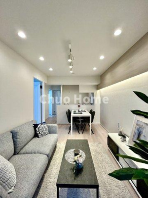 【ダイニング】 | マンハイム第二西大島 | 【ダイニング】忙しい朝でも、しっかり家族が揃って食事をして頂けるゆとりある大きさのダイニングスペース。奥様が作る手料理をカウンター越しに受けとって頂き、テーブルで囲む素敵な時間を存分に愉しんで下さい。