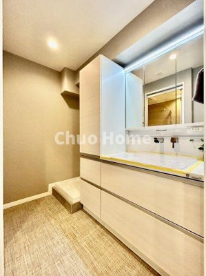 【脱衣所】 | マンハイム第二西大島 | 【洗面所】明るい洗面所は朝をすっきりさせてくれる空間です。バタバタしている忙しい朝でも収納が多い洗面台では短い時間で効率良く支度ができます。