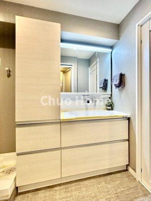 【独立洗面台】 | マンハイム第二西大島 | 【洗面化粧台】洗面化粧台には三面鏡を採用。身だしなみを整えやすい事はもちろんですが、鏡の後ろに収納スペースを設ける事により、散らかりやすい洗面スペースをすっきりさせる事が出来るのも嬉しいですね