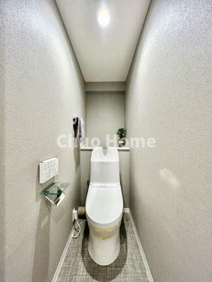 【トイレ】 | マンハイム第二西大島 | 【トイレ】 収納スペースをしっかりと確保した温水洗浄便座機能付きトイレ。温水洗浄便座は清潔にお使いいただくための大切なアイテムです。