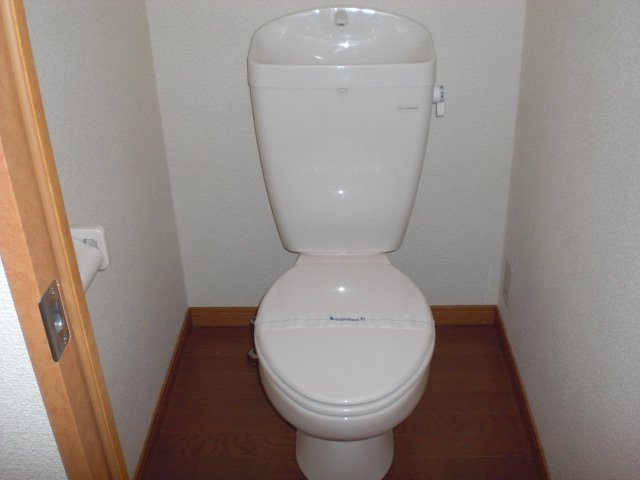 レオパレス小針Ⅱのその他|トイレは収納棚付き。