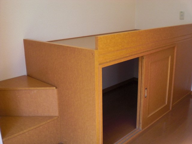 レオパレス小針Ⅱの居間・リビング|ベッド下は収納スペースたっぷり。