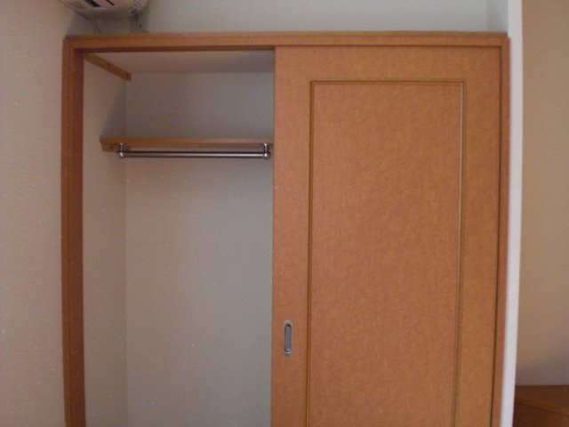 レオパレス小針Ⅱの内装|クローゼット付きで収納もばっちり。