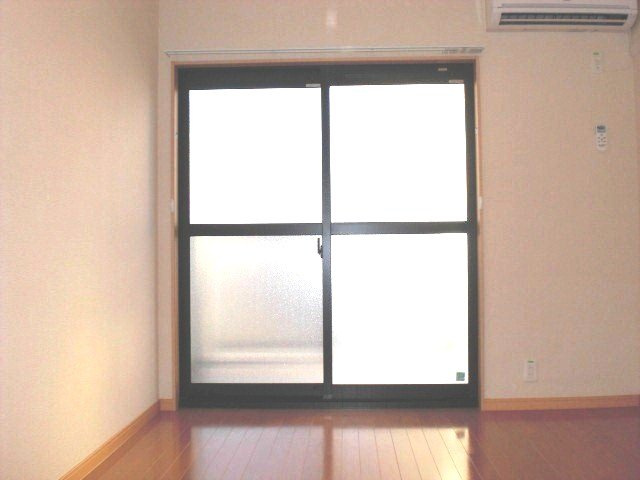 レオパレスエスタシオンＳの居間・リビング|日当たりの良いお部屋になります。