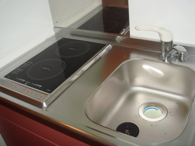 レオパレス雫のキッチン|キッチンはコンロ下に収納棚付き。