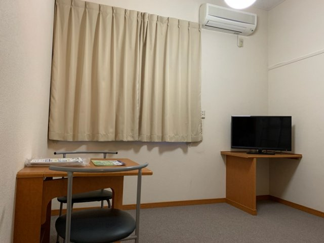 レオパレスサニータウンの居間・リビング|お部屋をゆったり使えるロフト付です。