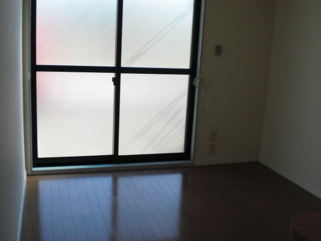 レオパレス井内の居間・リビング|一階のお部屋は大きな窓付き。