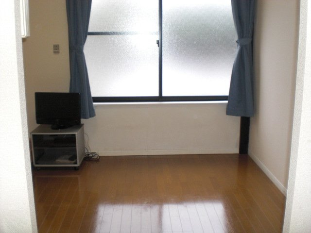 レオパレスイレブンの居間・リビング|鏡付きのお部屋です。