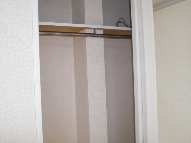 レオパレスイレブンの内装|収納はハンガーポールつきのクローゼットタイプ。