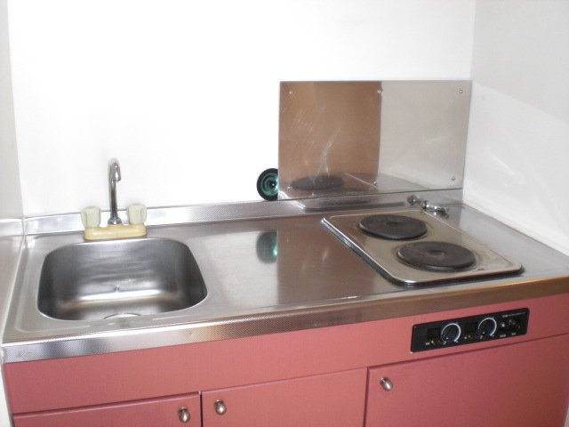 レオパレスイレブンのキッチン|キッチンはシンク下に収納棚付き。