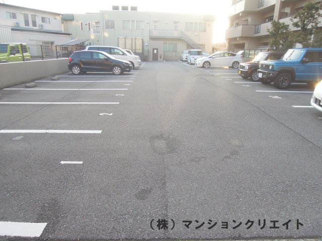 サーパス文京の駐車場