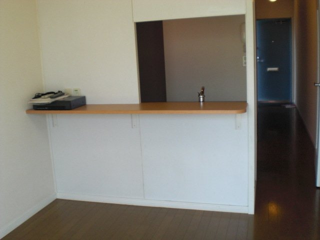 レオパレス大樹寺の居間・リビング|見通しの良いカウンターキッチンになっています。