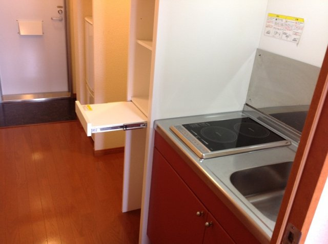 レオパレスフィオーレのキッチン|便利な引き出し式の棚