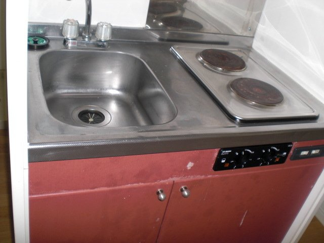 レオパレス岡崎ウエストのキッチン|キッチンはシンク下に収納棚付き。