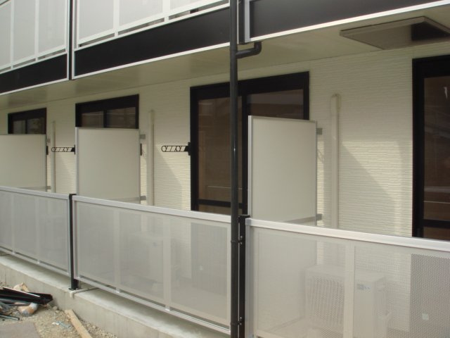 レオパレスセロームＡの外観|ベランダは深めの屋根付き。