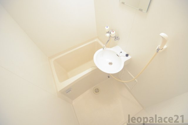レオパレスコンタディーノ　オカザキの浴室
