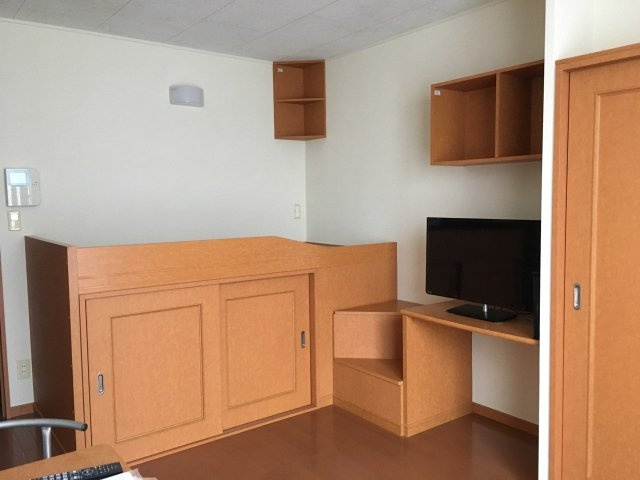 レオパレス菜花の居間・リビング|収納スペースたっぷりのベッド付き。