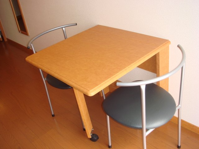 レオパレスソレーユ上地の居間・リビング|椅子、折り畳みテーブル付きです。