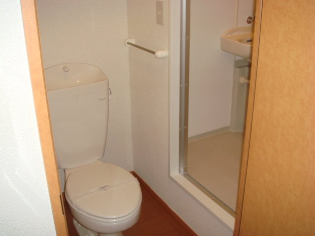 レオパレスレユール大和のその他|トイレはタオルハンガー、収納棚付き。
