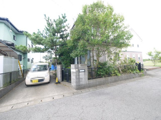 【外観】 | 東金市菱沼　中古戸建 | 平成10年11月築3LDK JR東金線求名駅徒歩約8分 閑静な分譲地内 幅員6m道路に接す