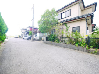 【前面道路含む現地写真】 | 東金市菱沼　中古戸建 | 平成10年11月築3LDK JR東金線求名駅徒歩約8分 閑静な分譲地内 幅員6m道路に接す