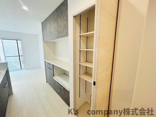 藤沢市辻堂元町2丁目　新築戸建　C棟の収納|カップボードの横には可動棚付きの収納もあり便利♪