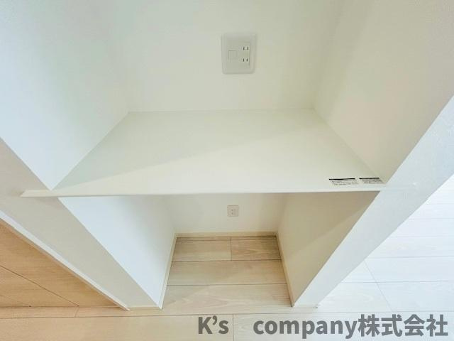 藤沢市辻堂元町2丁目　新築戸建　C棟の内装|キッチンの正面にはフリーカウンターがあり、お子様のお勉強スペースにも活用いただけます◇