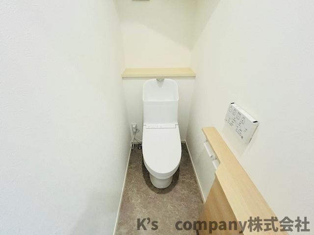 藤沢市辻堂元町2丁目　新築戸建　C棟のトイレ|便利なペーパー類の収納付きのトイレ◇