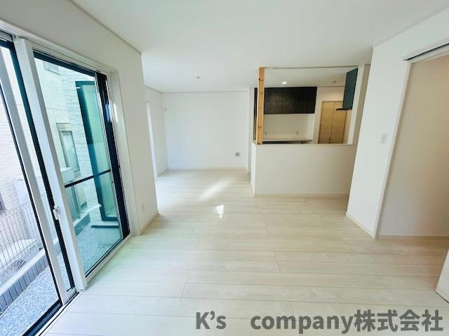 藤沢市辻堂元町2丁目　新築戸建　C棟の居間・リビング|リビングはゆったりとした広さがあり、広い窓からは明るい日差しが差し込む空間♪