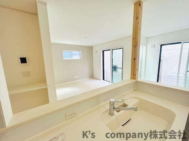 藤沢市辻堂元町2丁目　新築戸建　C棟の居間・リビング|お子様を見守りながら家事ができる対面キッチン☆