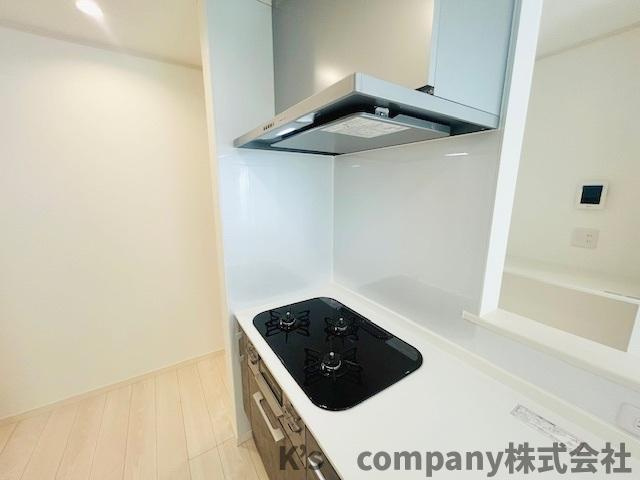 藤沢市辻堂元町2丁目　新築戸建　C棟のキッチン|三口ガスコンロでお料理の幅が広がります◇