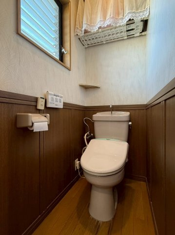 沖町　中古一戸建てのトイレ|温水洗浄便座付き
■物件内覧・資金計画相談・住宅ローン相談、リフォーム相談、お問合せ受付中■
※当日・翌日のご内覧、ご相談はお電話でのお問合せがスムーズです！