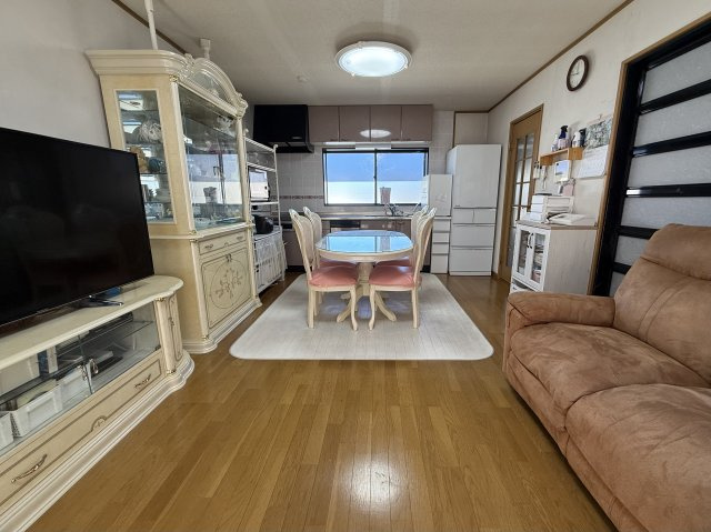 沖町　中古一戸建ての居間・リビング|LDK12.0帖
■物件内覧・資金計画相談・住宅ローン相談、リフォーム相談、お問合せ受付中■
※当日・翌日のご内覧、ご相談はお電話でのお問合せがスムーズです！